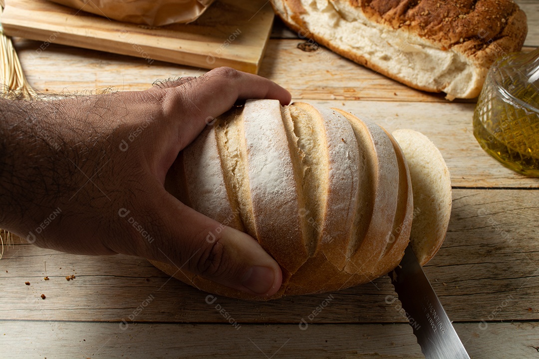 Pão redondo em uma mesa de madeira