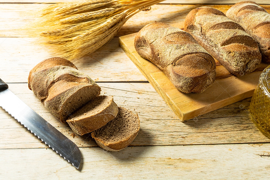Pão redondo em uma mesa de madeira