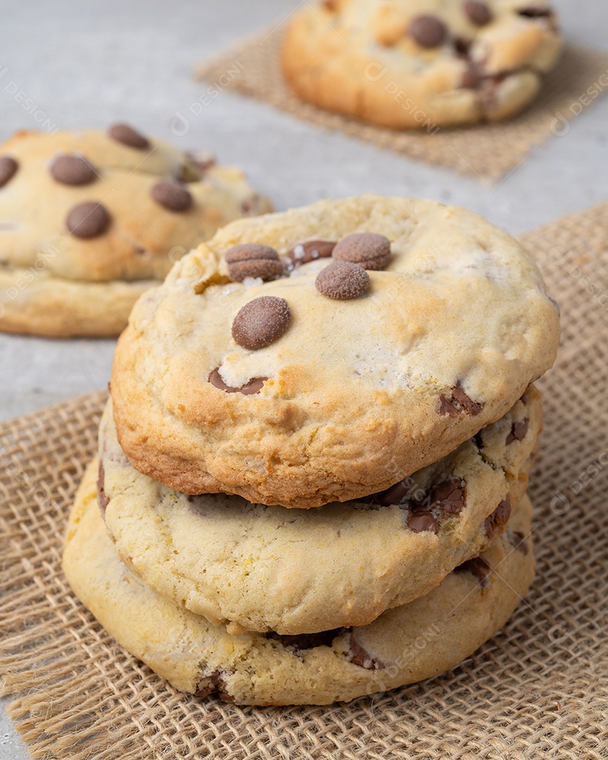 Biscoitos de chocolate empilhados sobre tecido rústico.