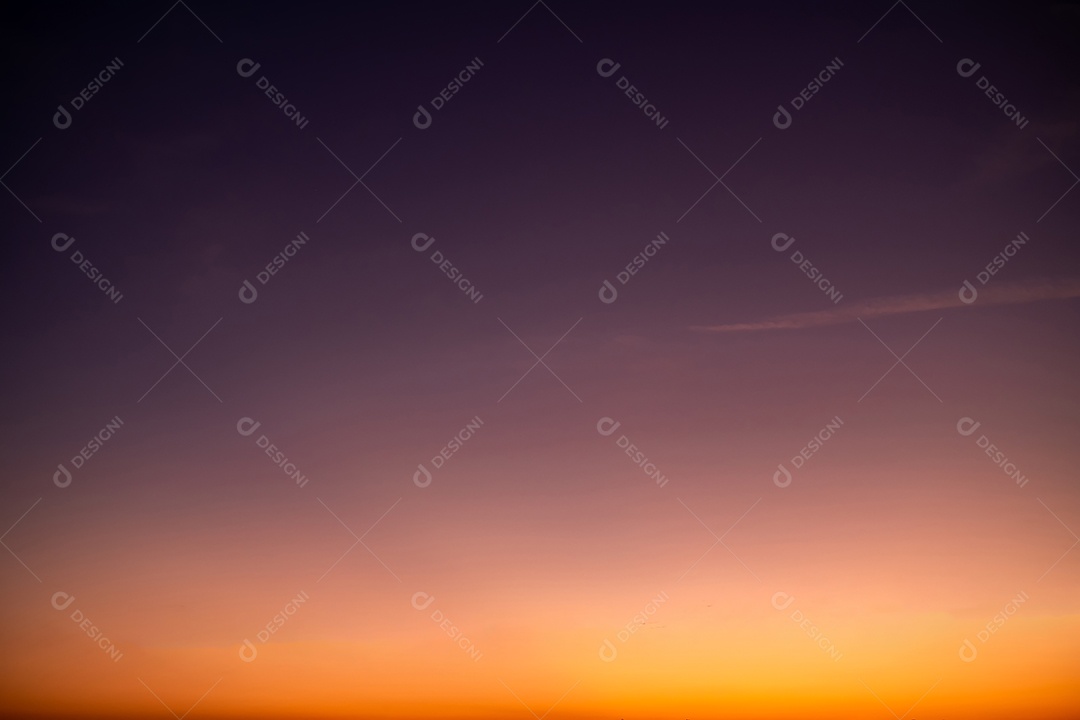 Lindas e luxuosas nuvens de ouro laranja com gradiente suave e luz solar no céu azul perfeito para o fundo