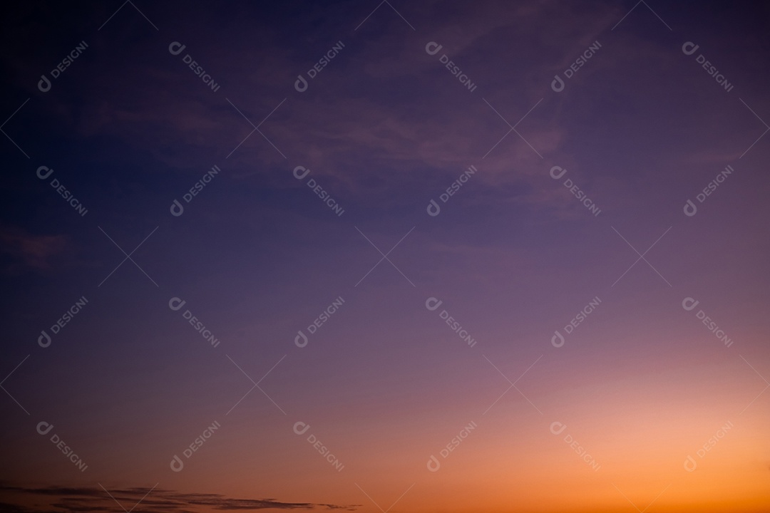 Lindas e luxuosas nuvens de ouro laranja com gradiente suave e luz solar no céu azul perfeito para o fundo