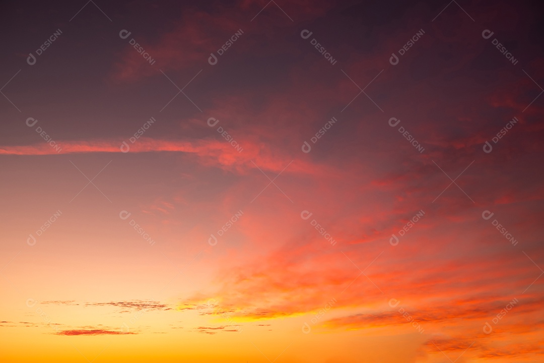 Lindas e luxuosas nuvens de ouro laranja com gradiente suave e luz solar no céu azul perfeito para o fundo