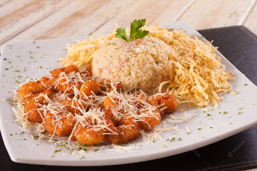 Camarão empanado com arroz, batatas fritas e grana padano