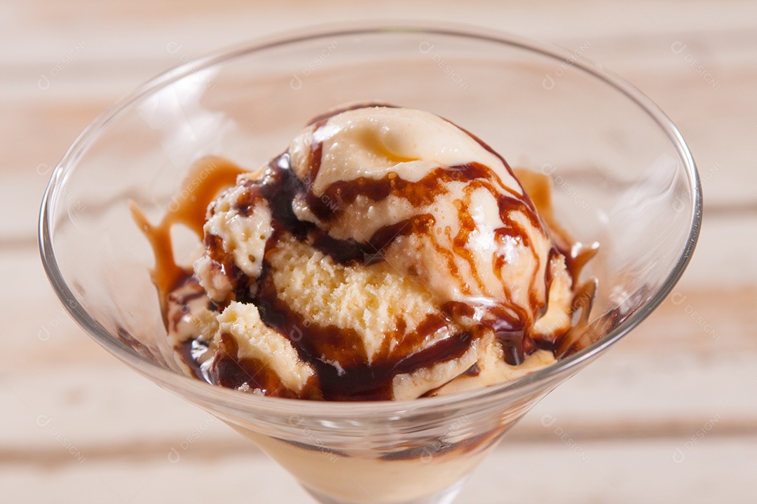 Taça com sorvete de baunilha