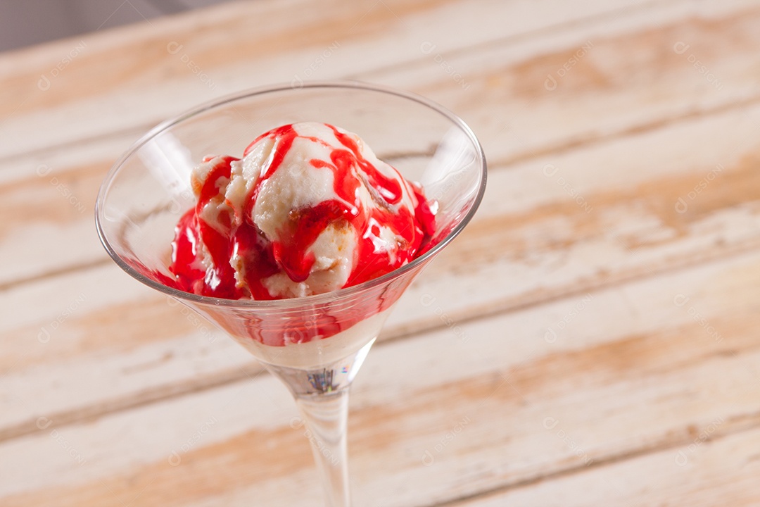 Sorvete de baunilha com calda de morango