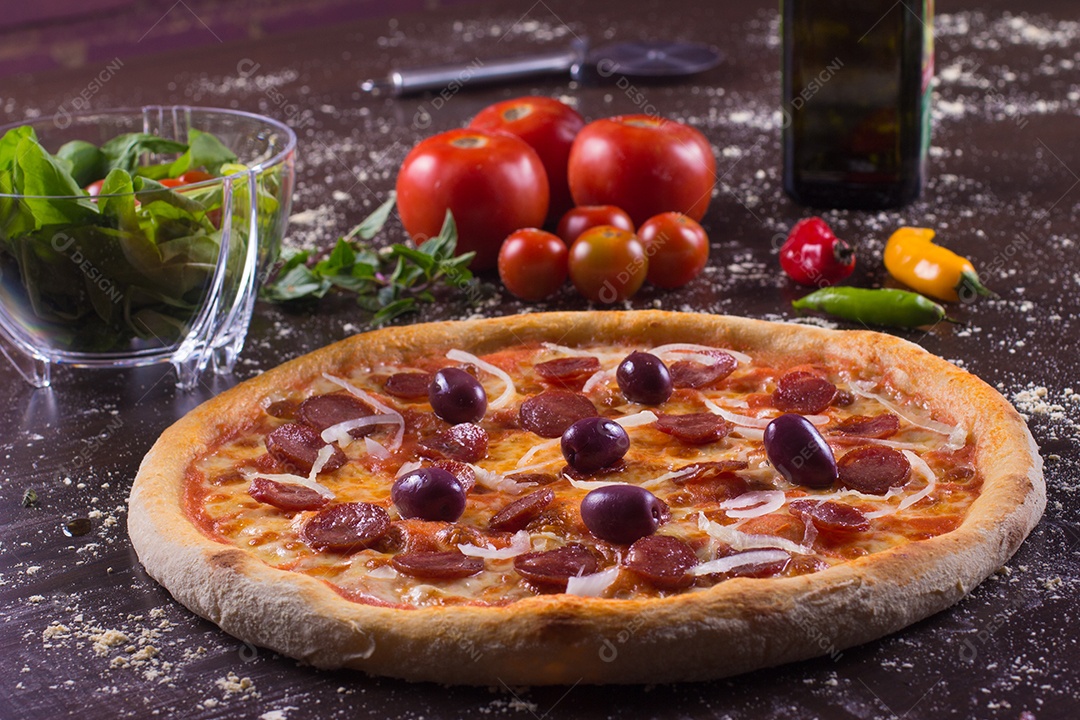 Pizza brasileira de Calabresa com azeitonas e cebolas