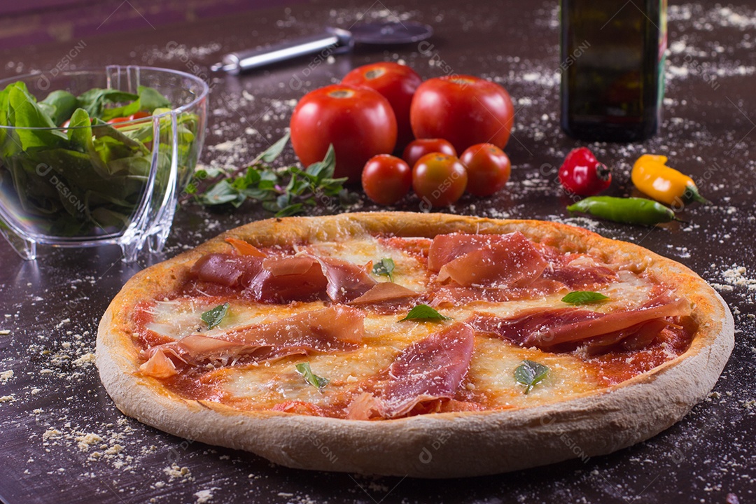 Pizza tradicional de presunto com queijo parmegiano e manjericão