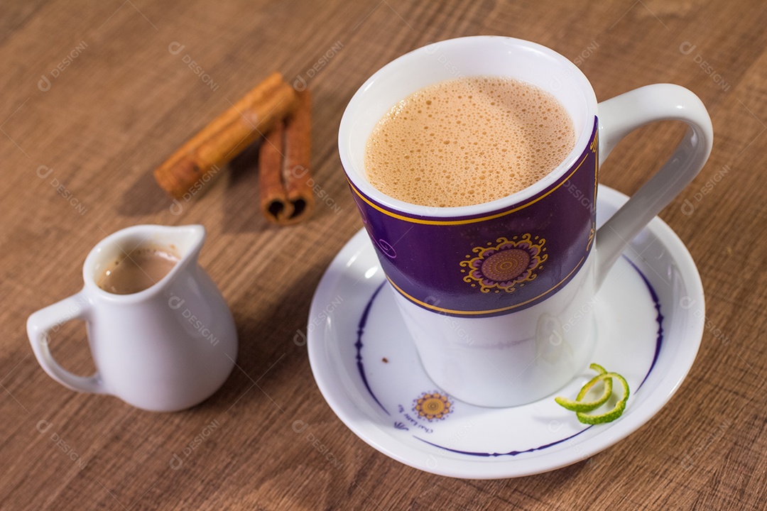 Xícara com delicioso cappuccino de canela