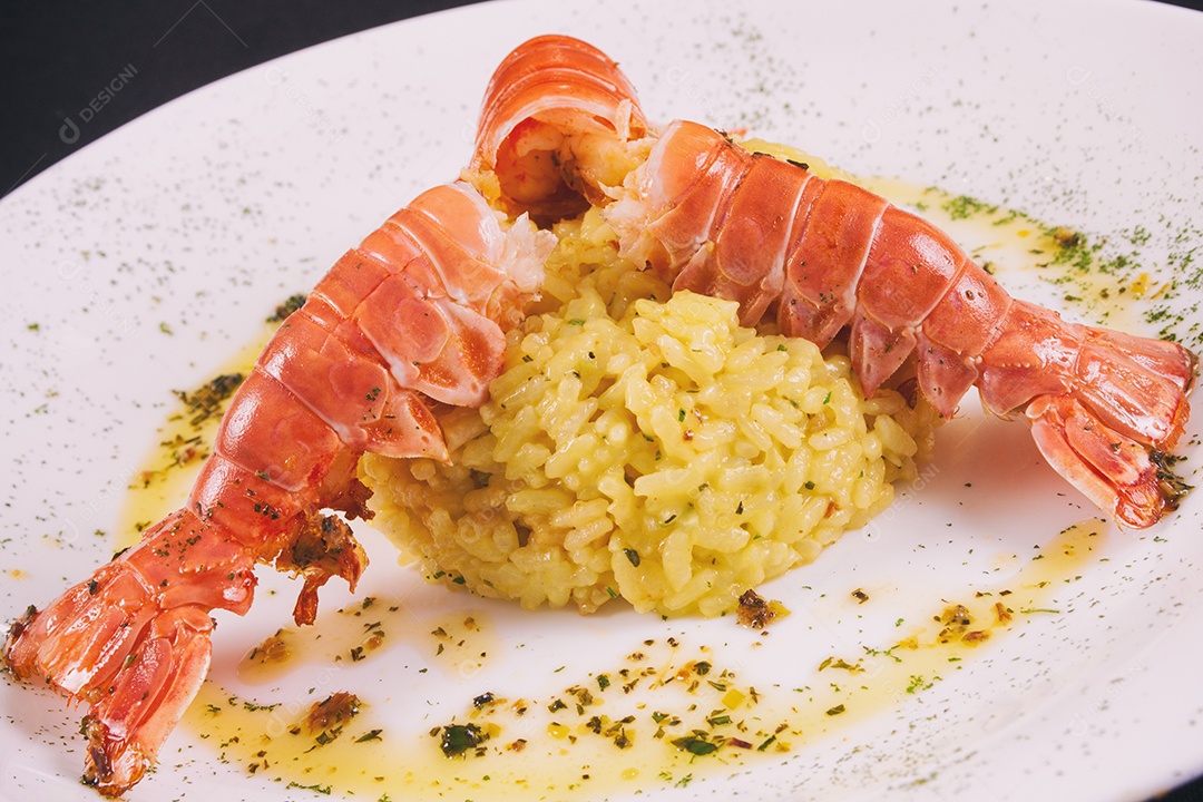 Lagostins frescos com risoto, ervas e azeite