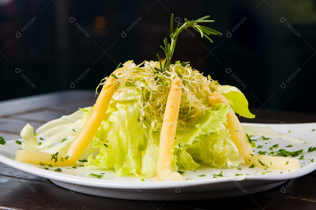 Salada de alface fresca com espargos