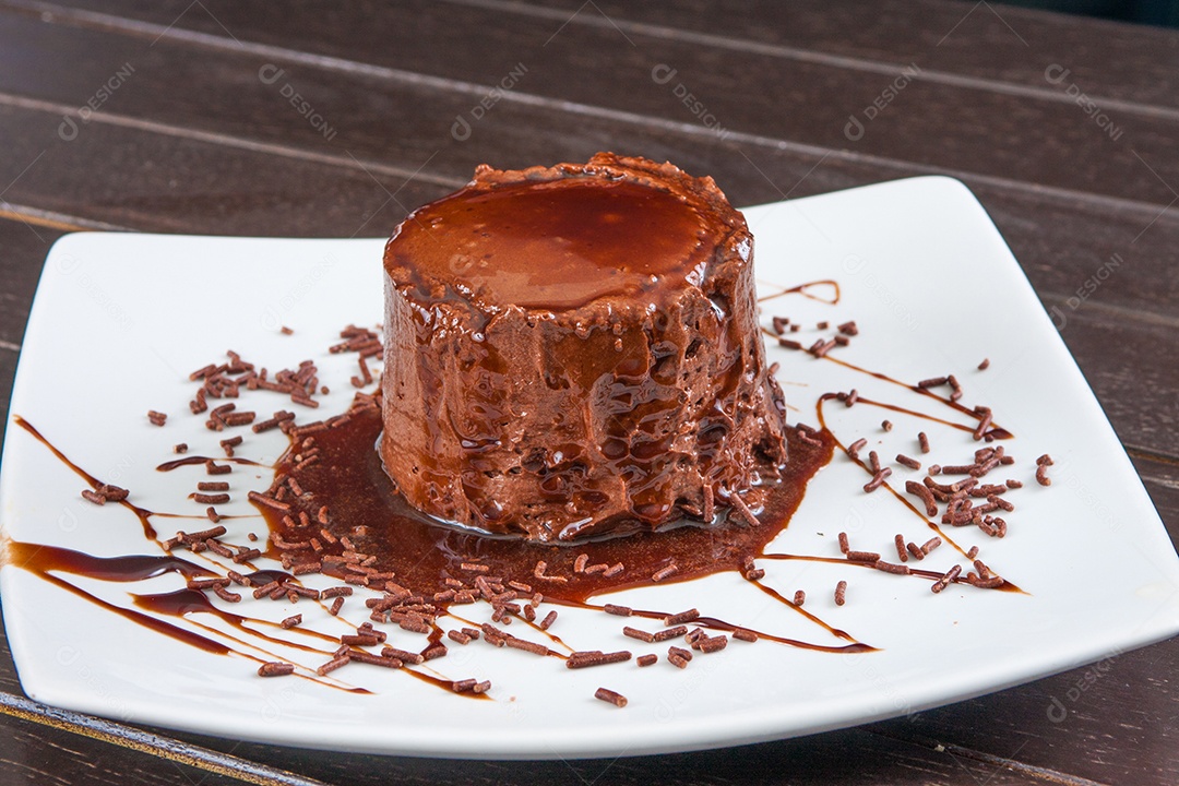 Sobremesa Restaurante Mousse de Chocolate Gourmet com granulado.