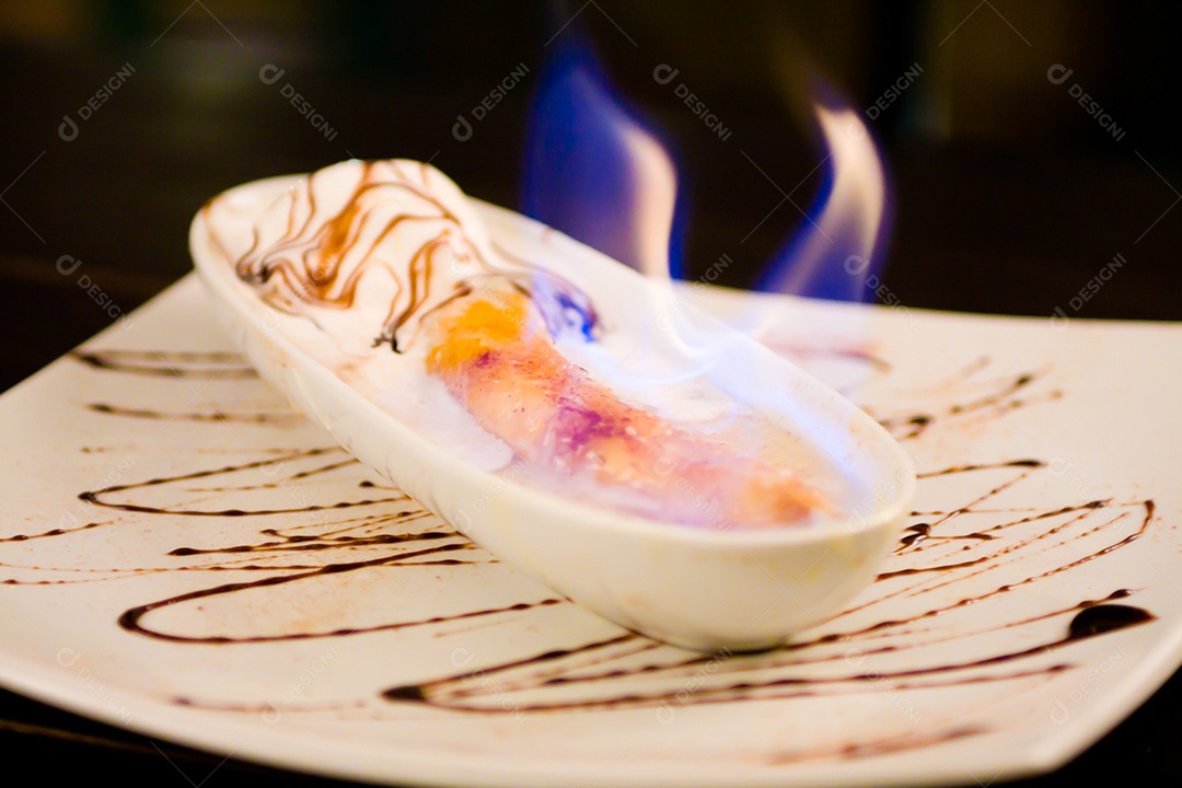 Chama Banana Split em fundo preto