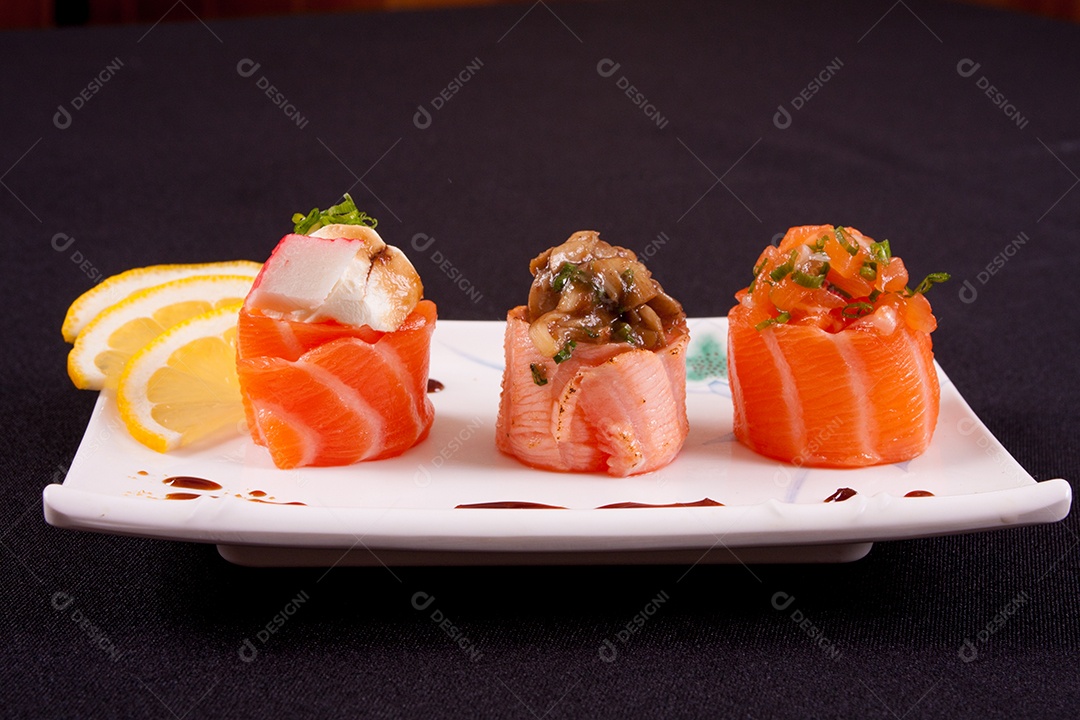 Rolinho de Salmão Janponês com shitake, kani e caviar