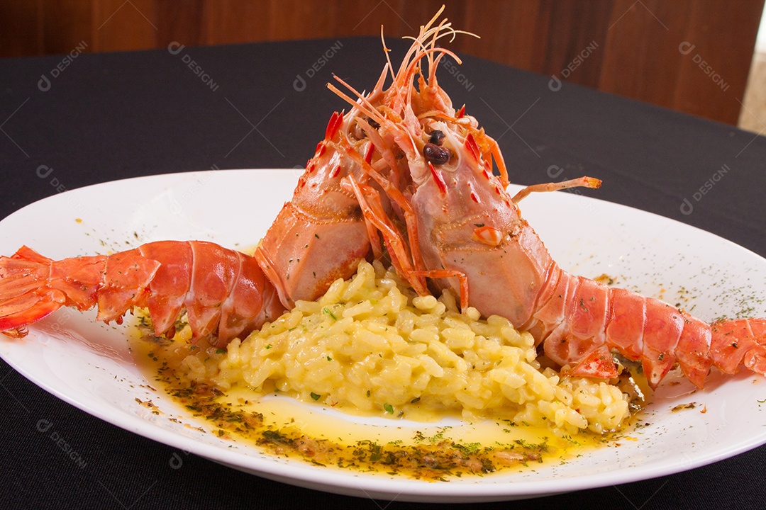 Lagostins frescos com risoto, ervas e azeite