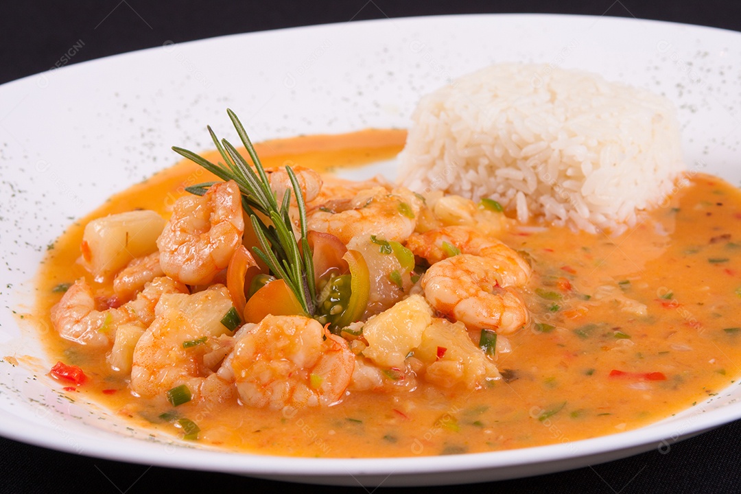 Camarão com molho de legumes, ervas e arroz