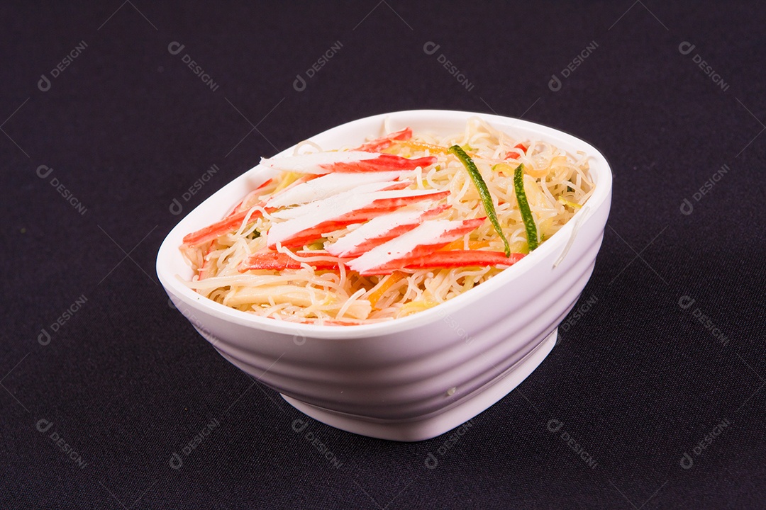 Bifum. Macarrão de arroz com kani e fatias de legumes