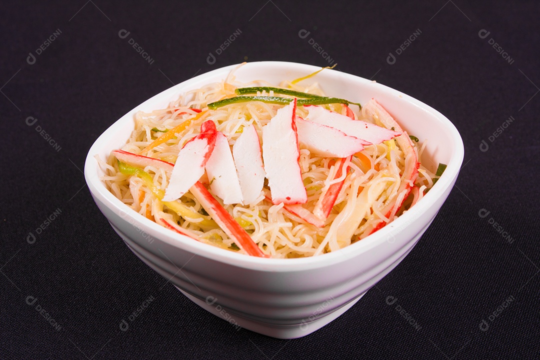 Bifum. Macarrão de arroz com kani e fatias de legumes