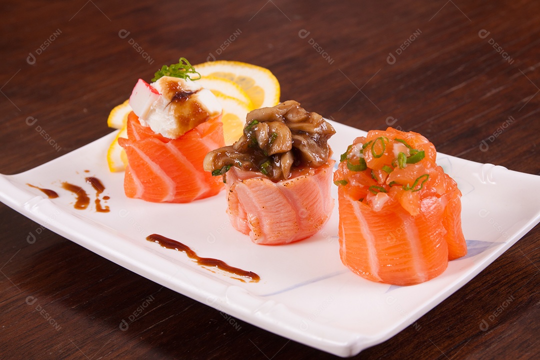 Rolinho de Salmão Japonês com shitake, kani e caviar