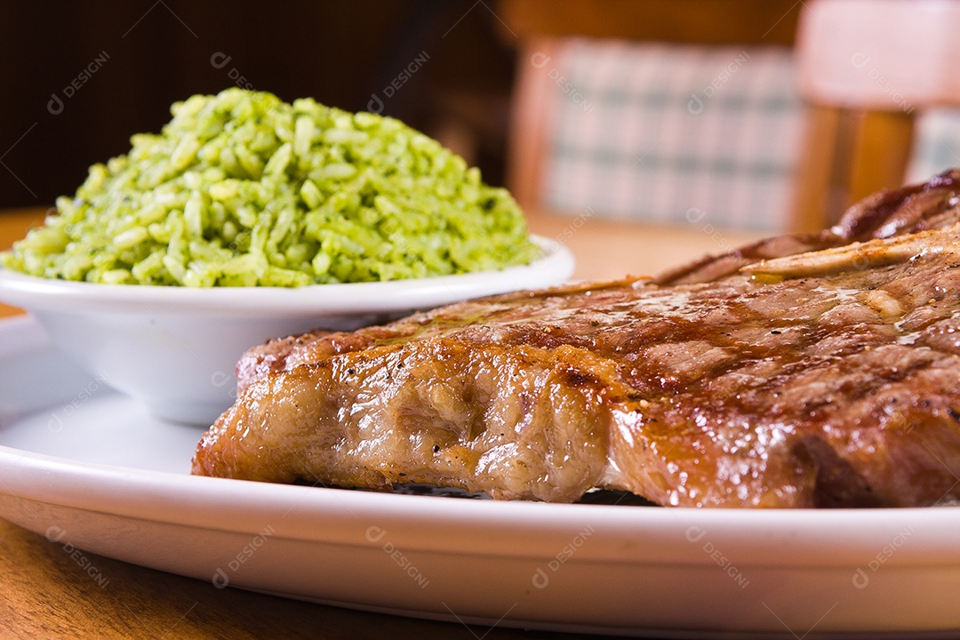 Bisteca de Bife de Porco e Arroz com Brócolis