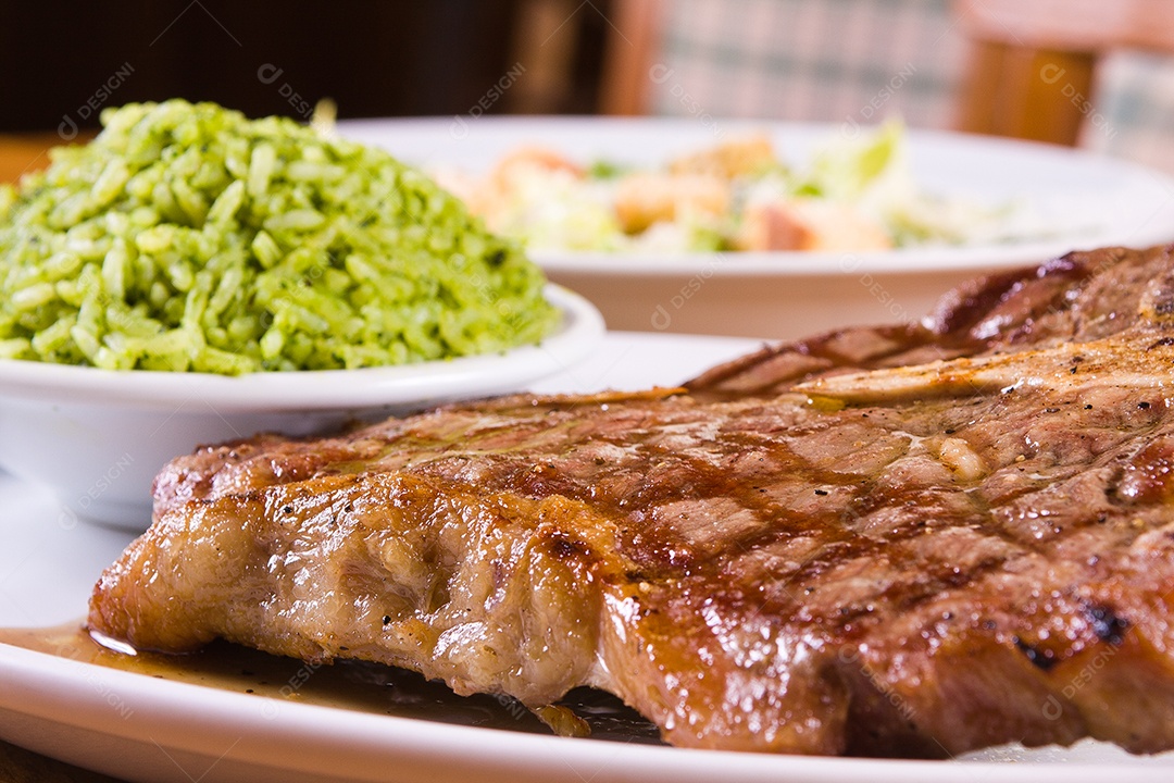 Bisteca de Bife de Porco e Arroz com Brócolis