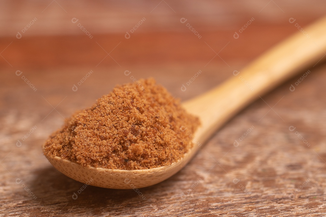 Açúcar de coco em uma tigela sobre uma mesa de madeira