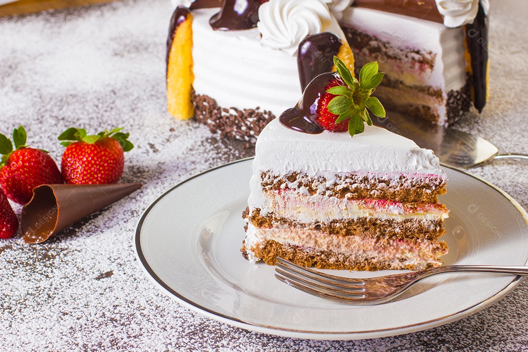 Sobremesa de bolo de morango com chocolate e chantilly
