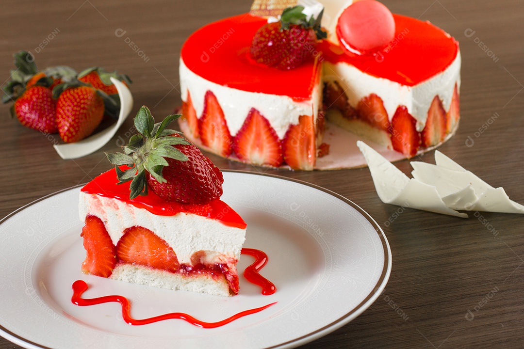 Cheesecake de morango com chantilly e calda