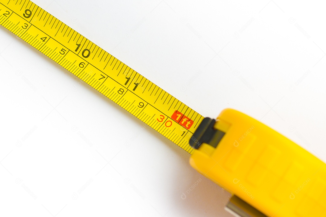 Fita métrica amarela sobre fundo branco