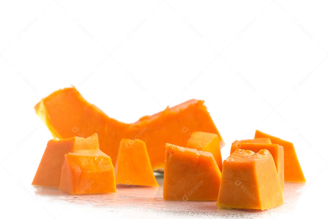 Abóbora em cubos isolada em fundo branco. Superfície molhada