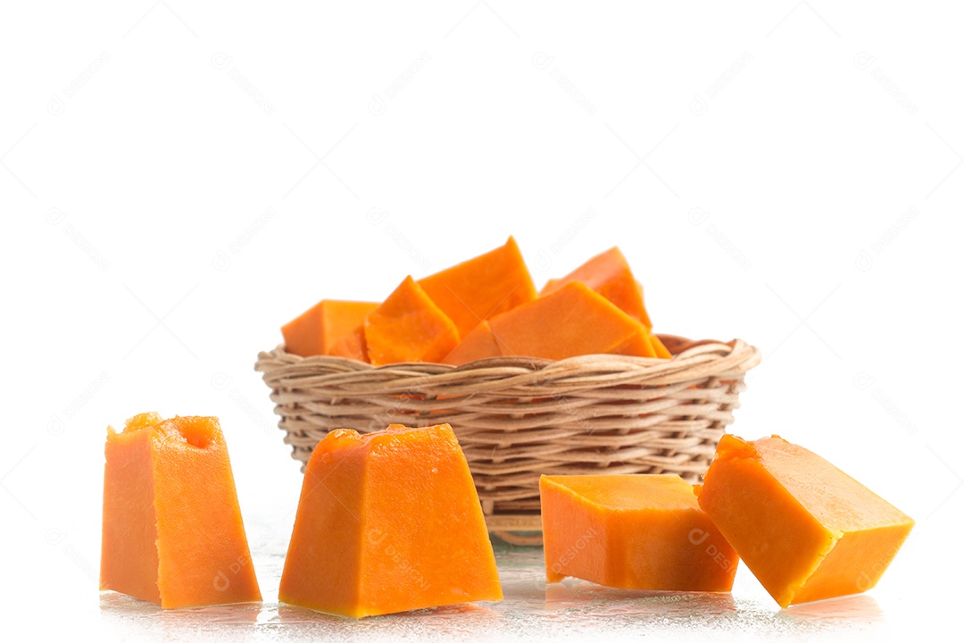 Abóbora em cubos isolada em fundo branco. Superfície molhada