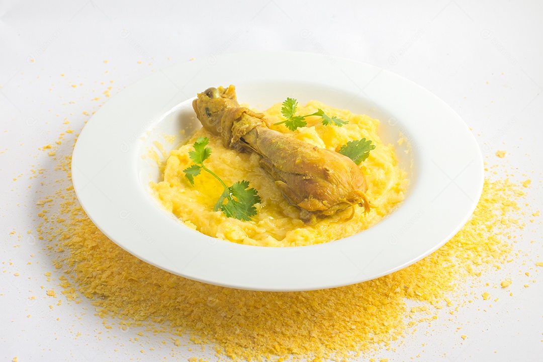 Polenta brasileira com coxa de frango em fundo branco