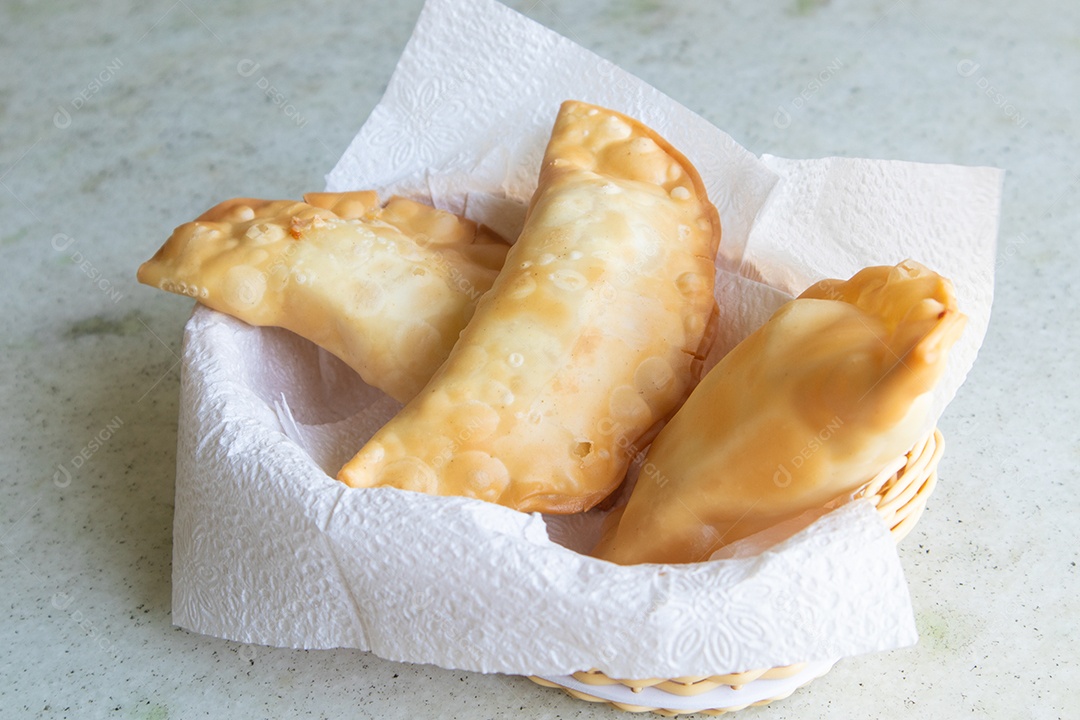 Delicioso pastel frito de queijo