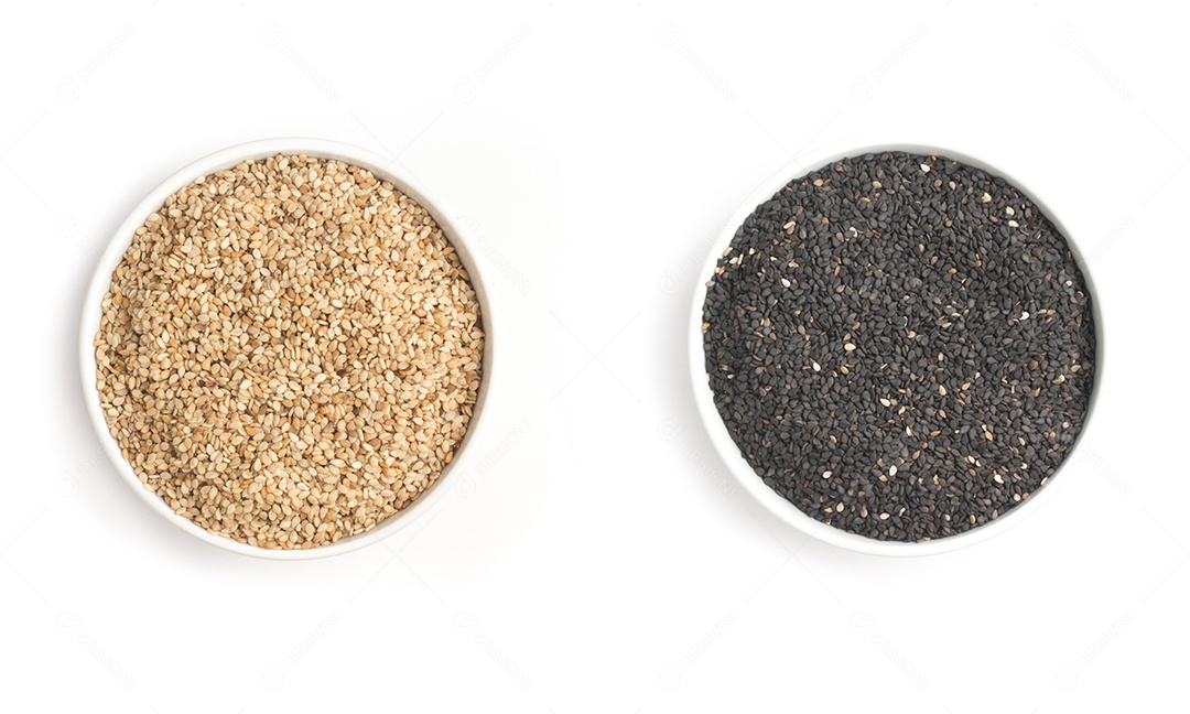 Gergelim branco e preto em uma tigela sobre fundo branco