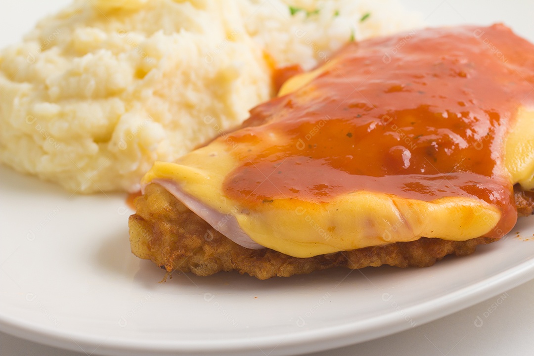 Filé de Frango com Arroz e Purê de Batata. Filé à parmegiana em fundo branco