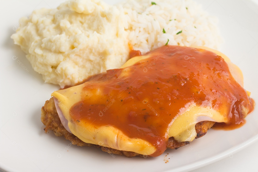 Filé de Frango com Arroz e Purê de Batata. Filé à parmegiana em fundo branco