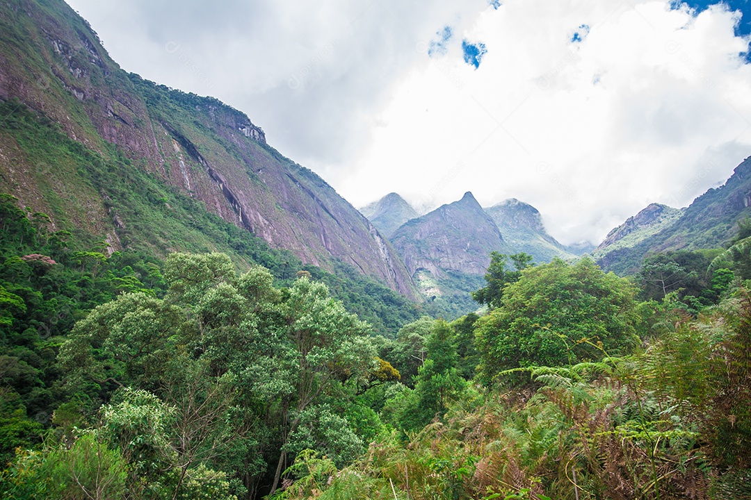 Montanhas do Parque Serra dos Órgãos em Petrópolis