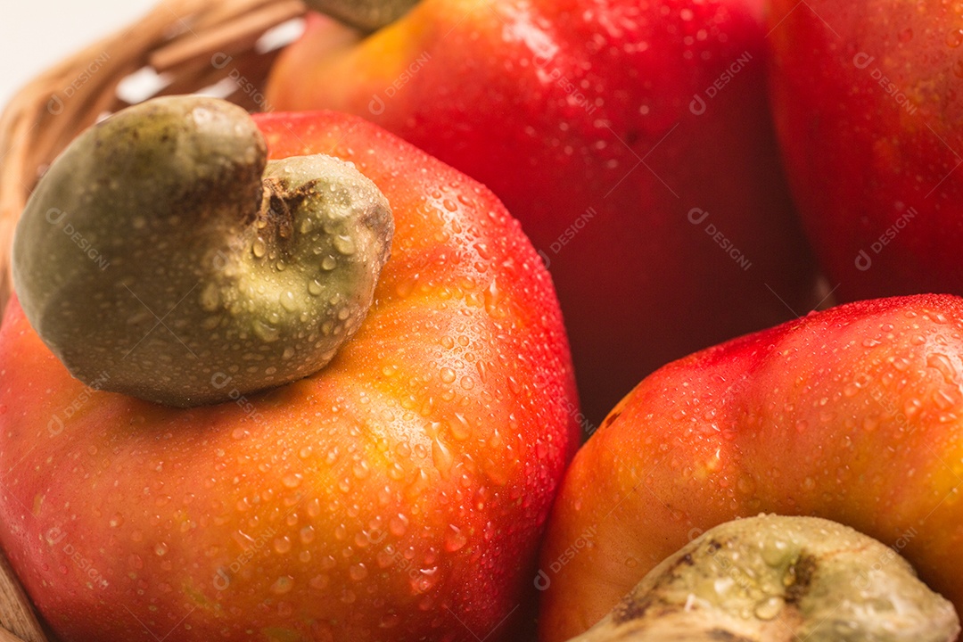 Castanha de caju ou fruta caju isolada em fundo branco