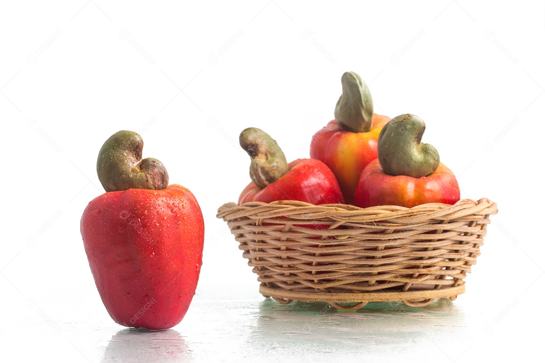 Castanha de caju ou fruta caju isolada em fundo branco
