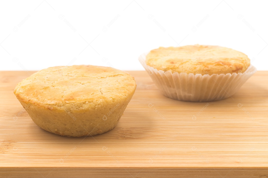 Empadinha, Empada. Torta brasileira tradicional isolada em fundo branco