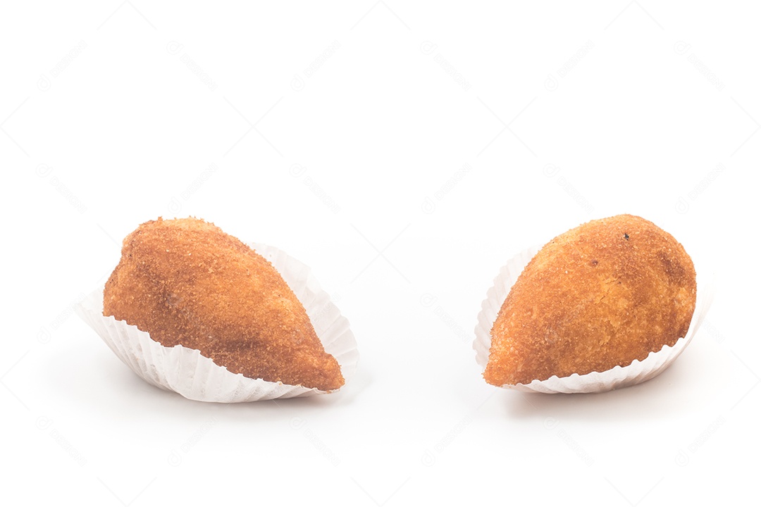 Coxinha de frango brasileira isolada em fundo branco