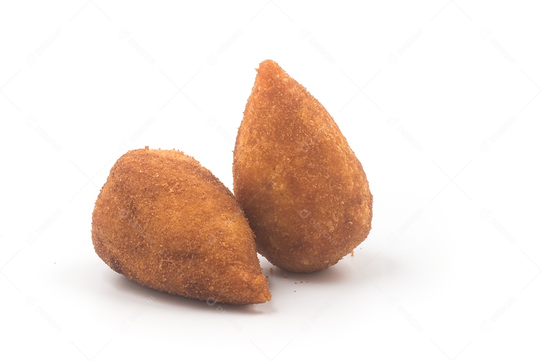 Coxinha de frango brasileira isolada em fundo branco