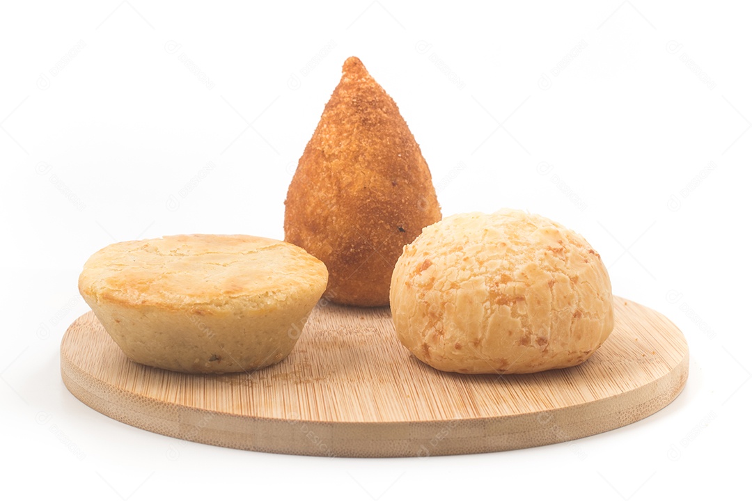 Lanche Brasileiro. Empadinha, Pão de Queijo e Coxinha de Frango em fundo branco