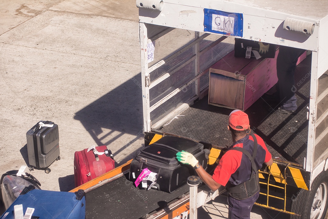 Malas colocadas no avião no Rio de Janeiro
