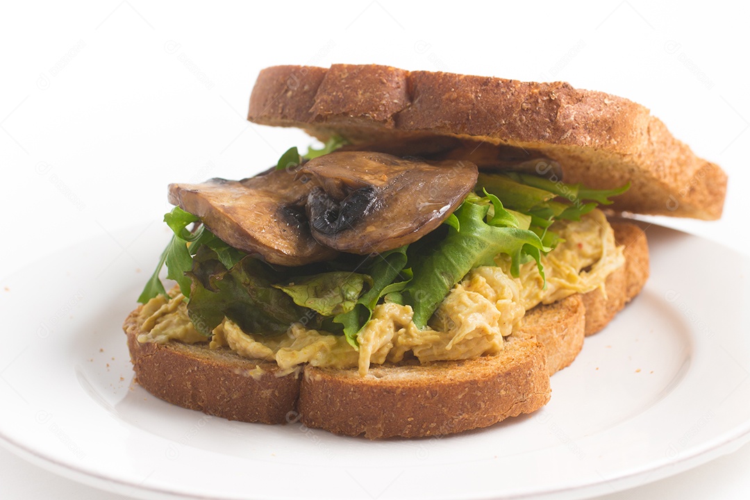 Sanduíche gourmet com frango e cogumelo em fundo branco