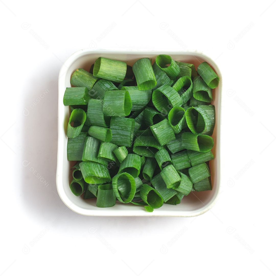 Cebolinhas picadas isoladas em fundo branco