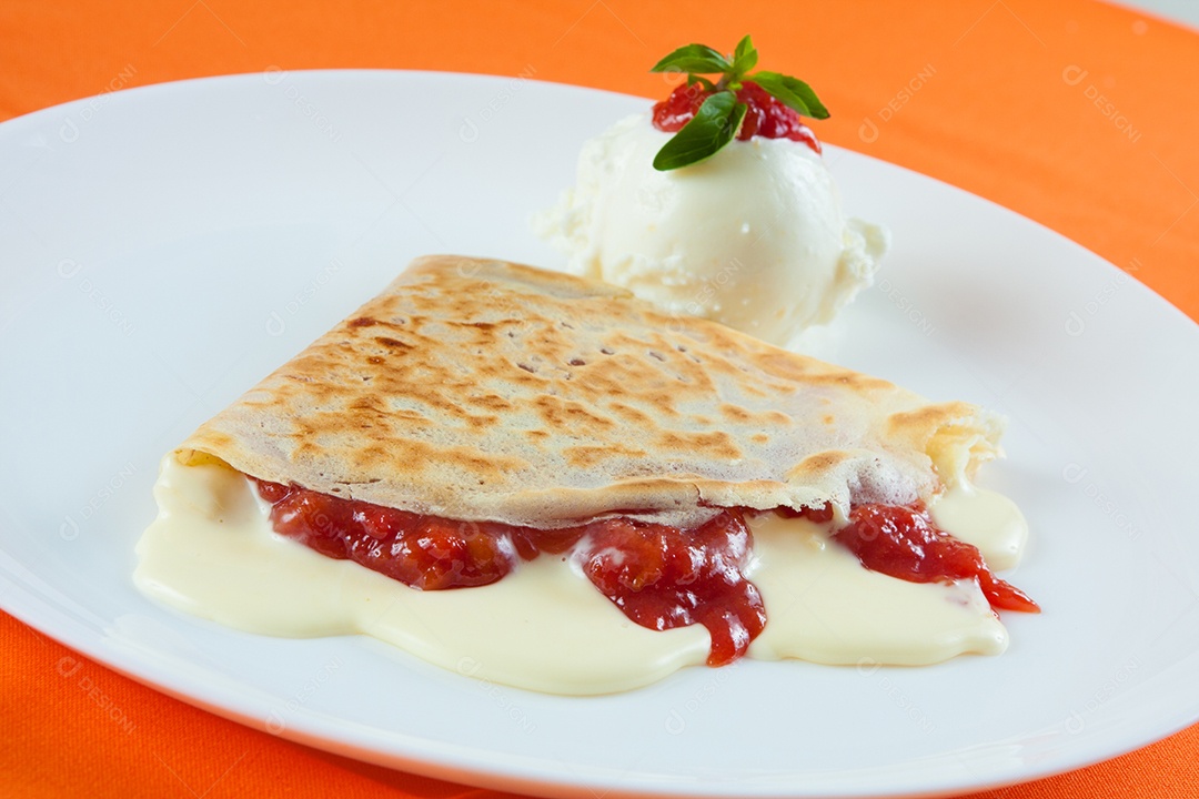 Delicioso crepe com queijo e goiabada