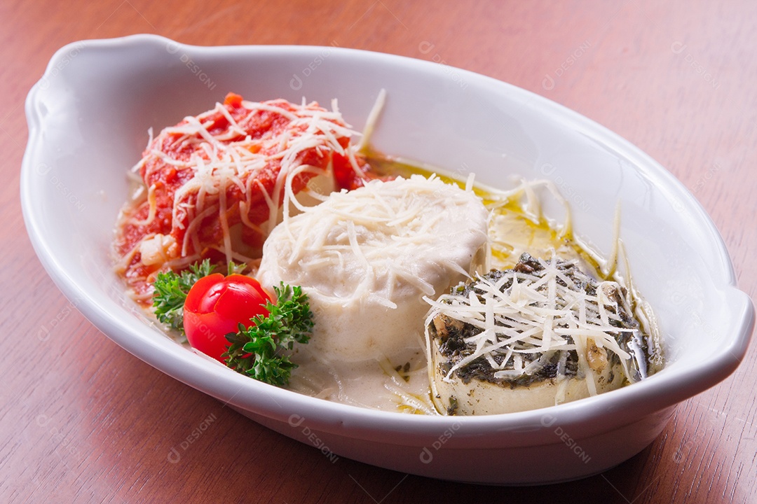 Rondelli italiano tradicional com molho de tomate e pesto