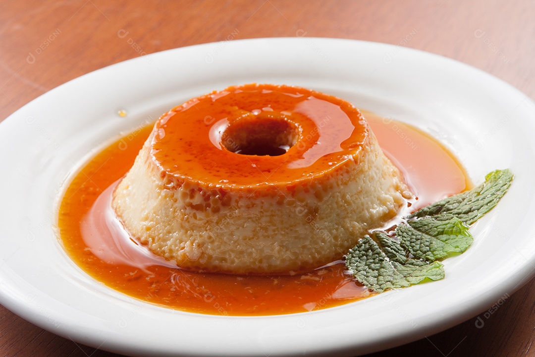 Pudim de Leite Brasileiro com Calda de Açúcar