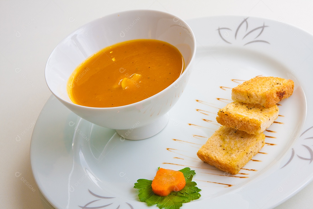 Sopa Tradicional de Cenoura com Legumes Torradas de Pão