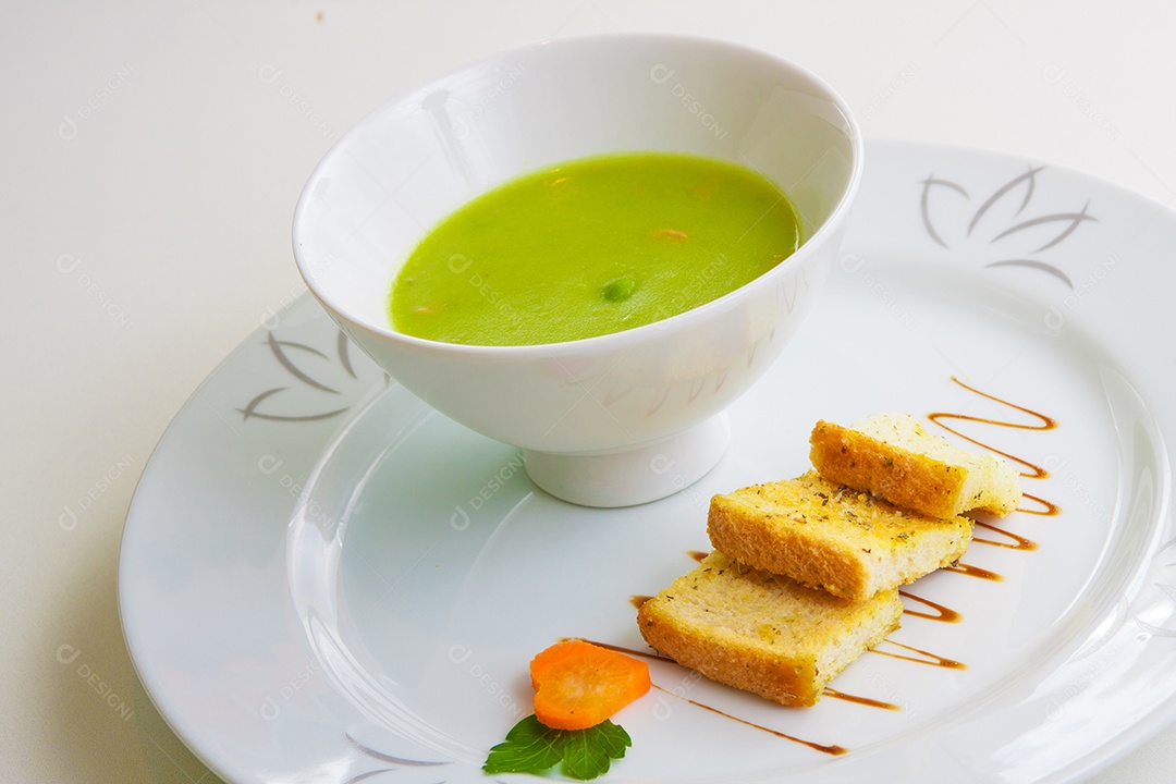 Sopa tradicional de ervilha com legumes e pão torrado